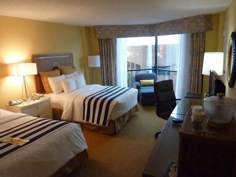 Zimmer mit 2 Queensize Betten Hotel Crowne Plaza Hampton Marina