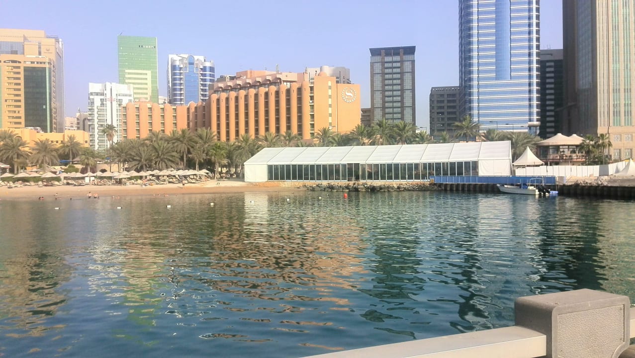 Über die Hälfte des Strandes ist mit dem Zelt verbaut. Sheraton Hotel & Resort Abu Dhabi