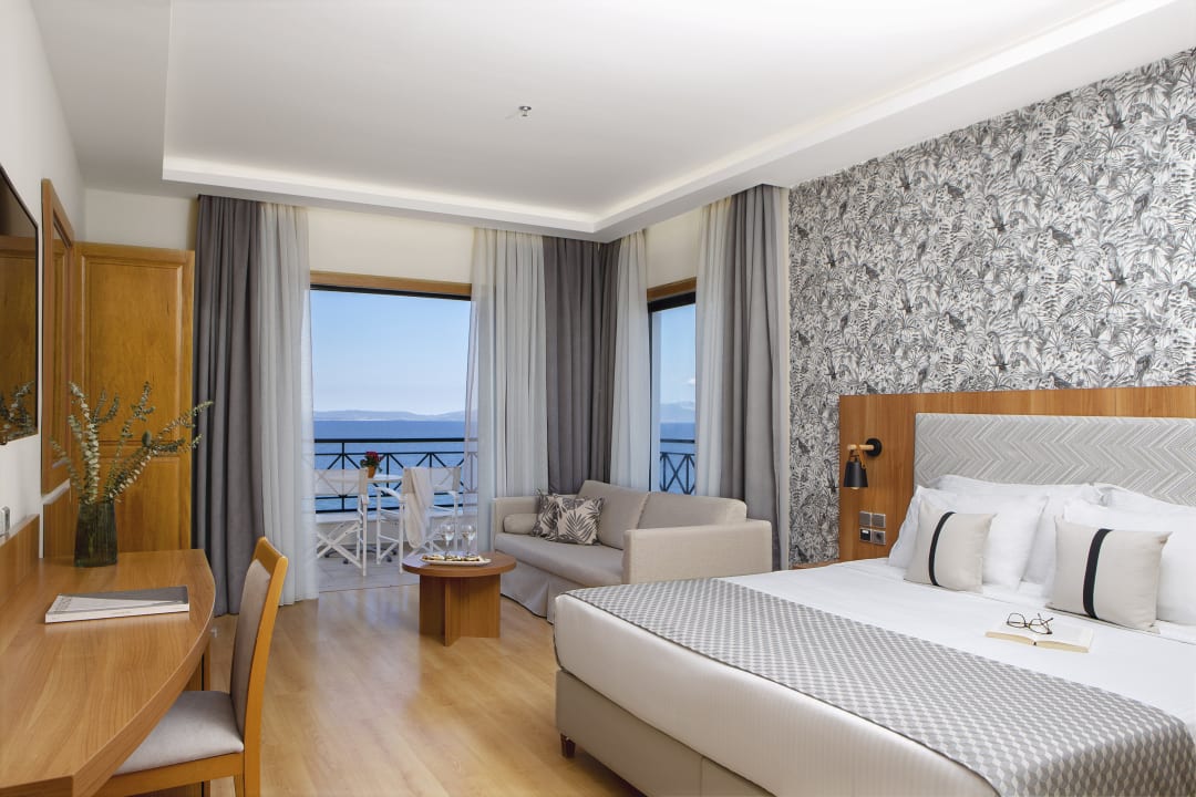 Zimmer Ramada by Wyndham Athens Attica Riviera