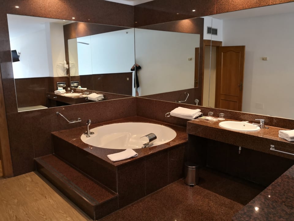 Badewanne, Waschtisch umringt von Spiegeln  BLUESEA Costa Jardin Spa