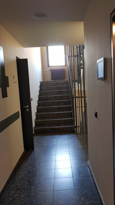 Flurbereich zu den Zimmern und zum Frühstücksraum Ku' Damm 101 Hotel