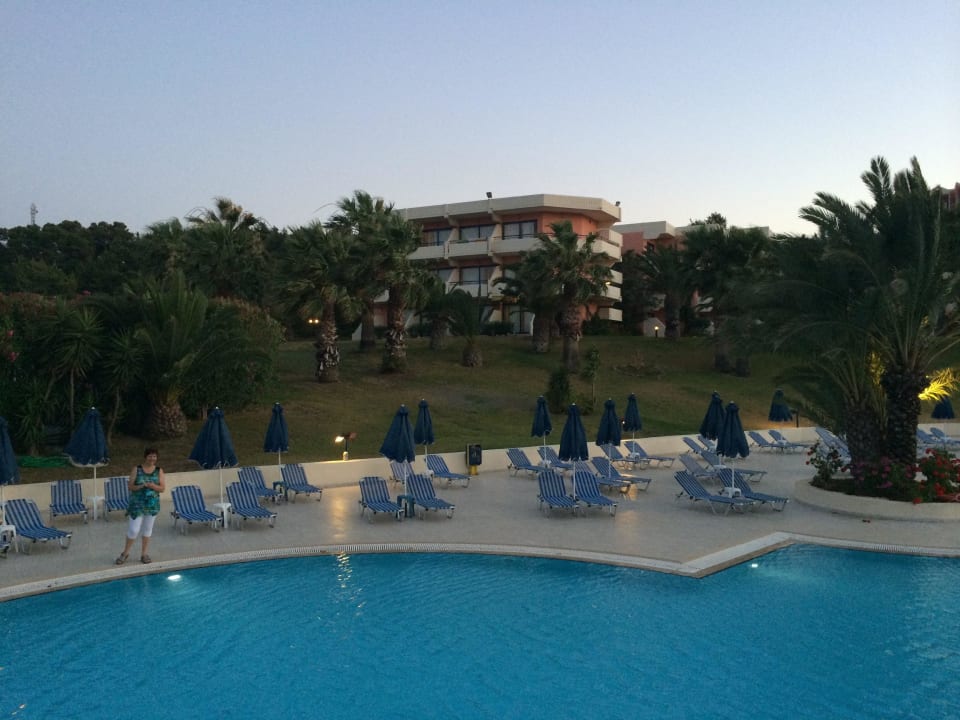 Poolanlage am Abend Kresten Palace Hotel