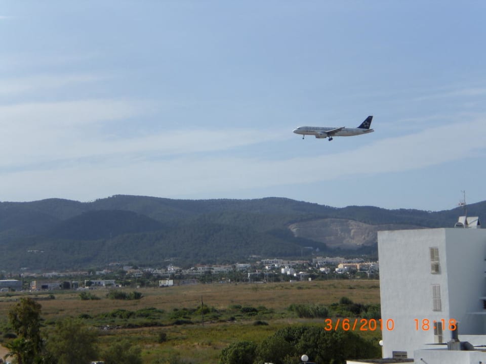 Anfliegendes Flugzeug Grand Palladium Select Palace Ibiza