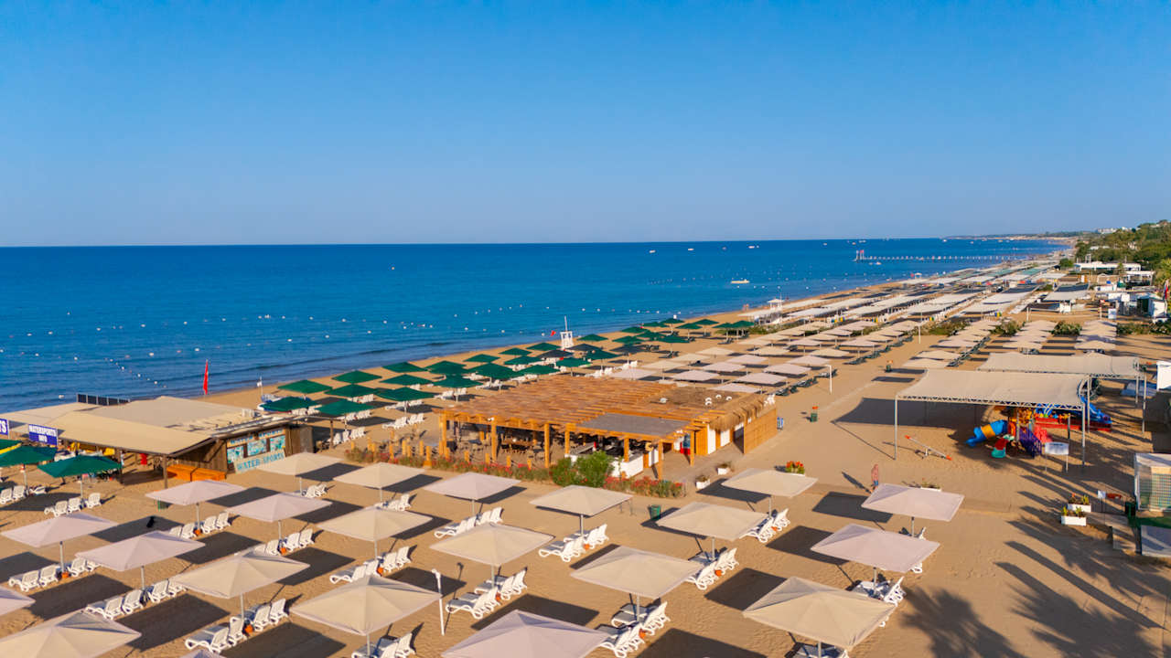 Strand Kamelya Aishen Club