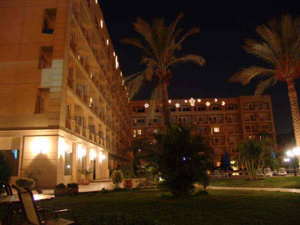 Gartenanlage mit Pool bei Nacht Hotel Grand Pyramids