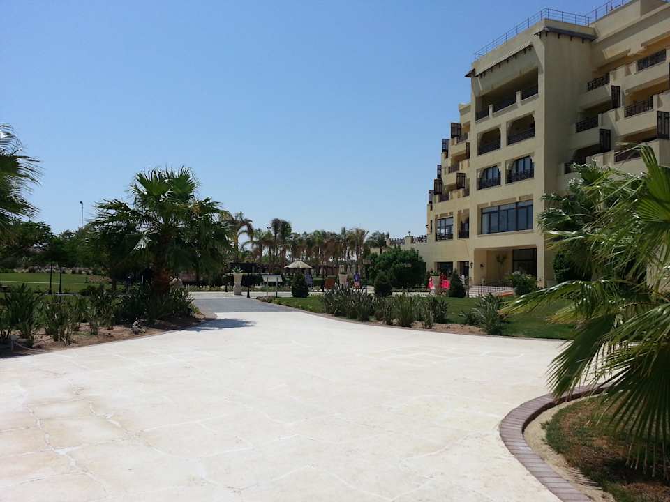 Blick auf den Ausgang zur Gartenanlage Steigenberger ALDAU Beach Hotel