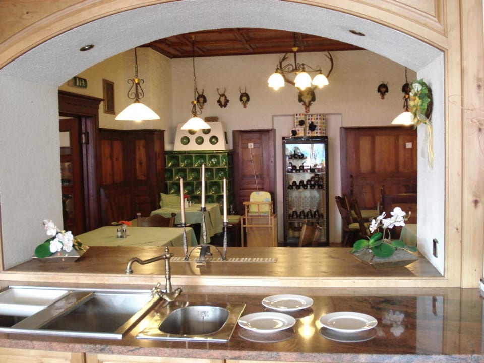 Blick vom Buffet in eines der kleinen Speisezimmer Hotel Linserhof