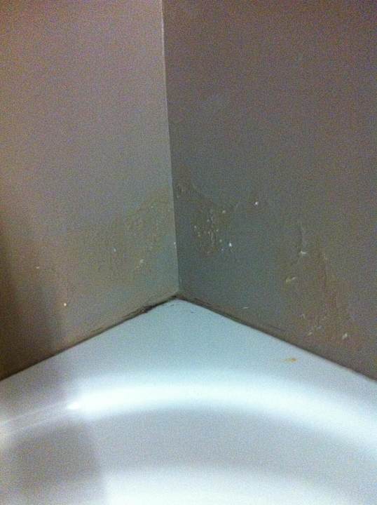 Schimmel an der Badewanne Leonardo Boutique Hotel Munich