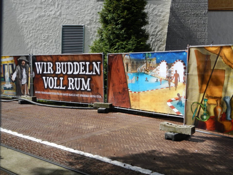 Baustellenschild Schwimmbad Heide Park Abenteuerhotel