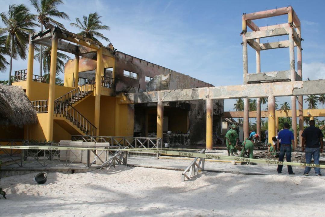Beachbar nach dem Brand am 8.7.2008 Villas Bavaro Resort & Spa