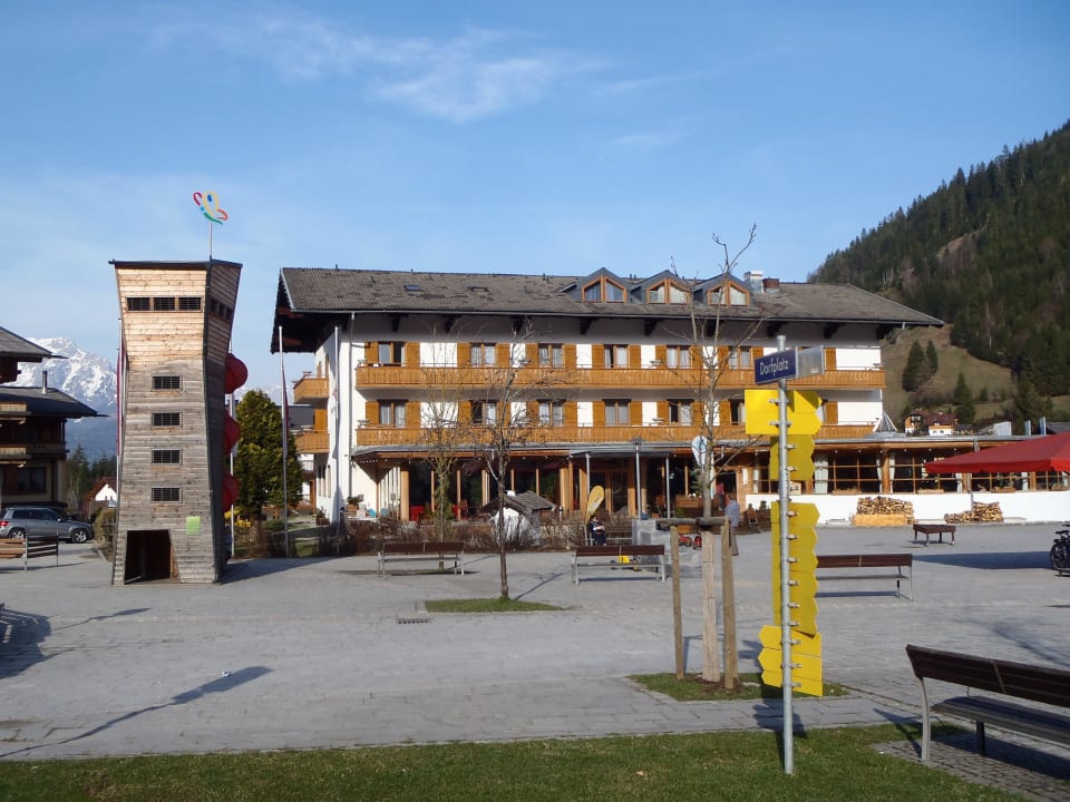 Hotel vom Dorfplatz aus Gut Wenghof - Family Resort