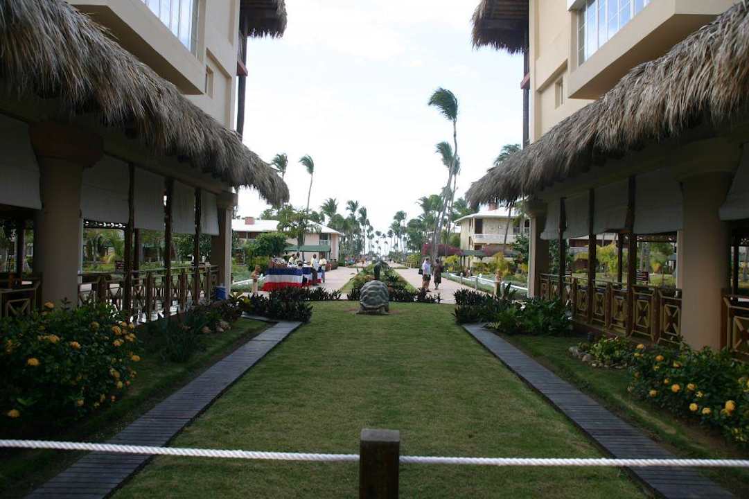 Hacia la playa Grand Sirenis Punta Cana Resort & Aquagames