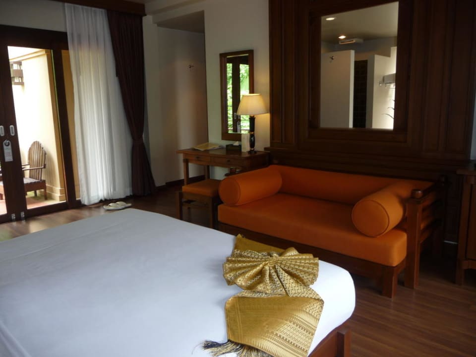 Superior Bungalow mit Blick auf die Terrasse und ins Bad The Fair House Beach Resort