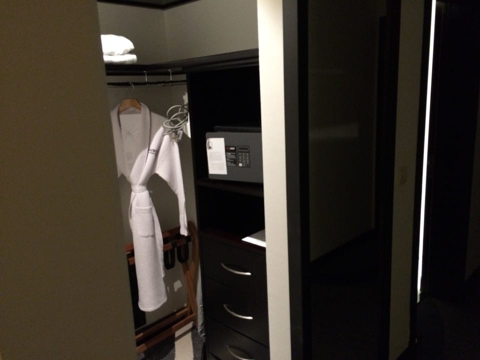 Begehbarer Kleiderschrank Hotel Le Meridien Al Aqah Beach Resort