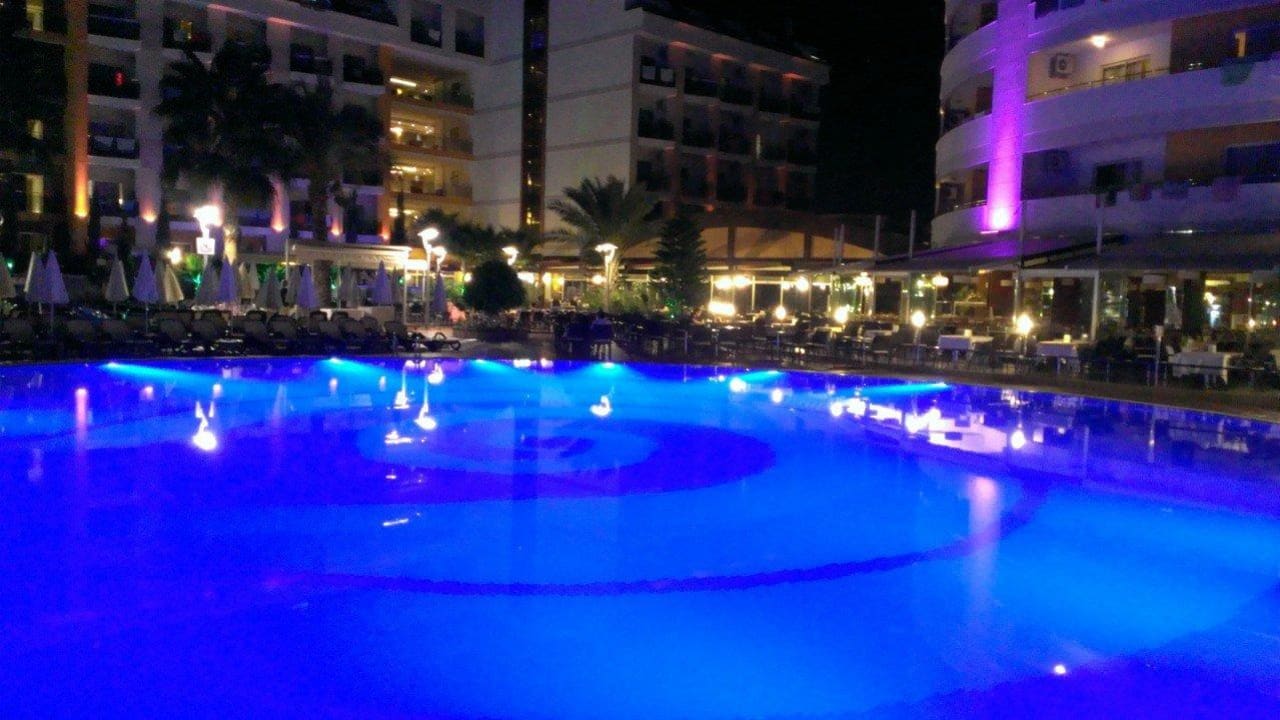 Der große Pool bei Nacht My Home Resort