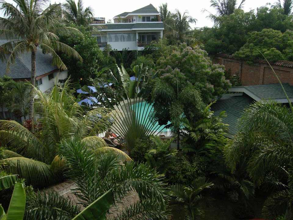 Aussicht vom Zimmer in den Garten Pinjalo Resort & Villas