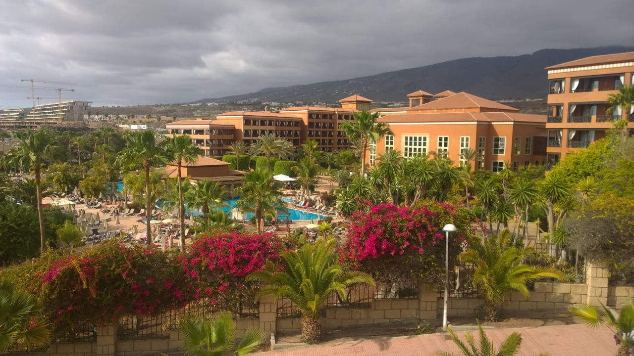Hotelanlage mit Pool, vom Hügel am Meer aus gesehe H10 Costa Adeje Palace