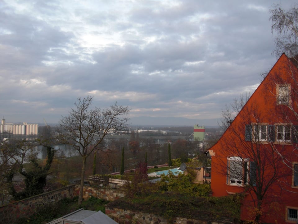 Blick vom Zimmerbalkon nach rechts Hotel Stadt Breisach