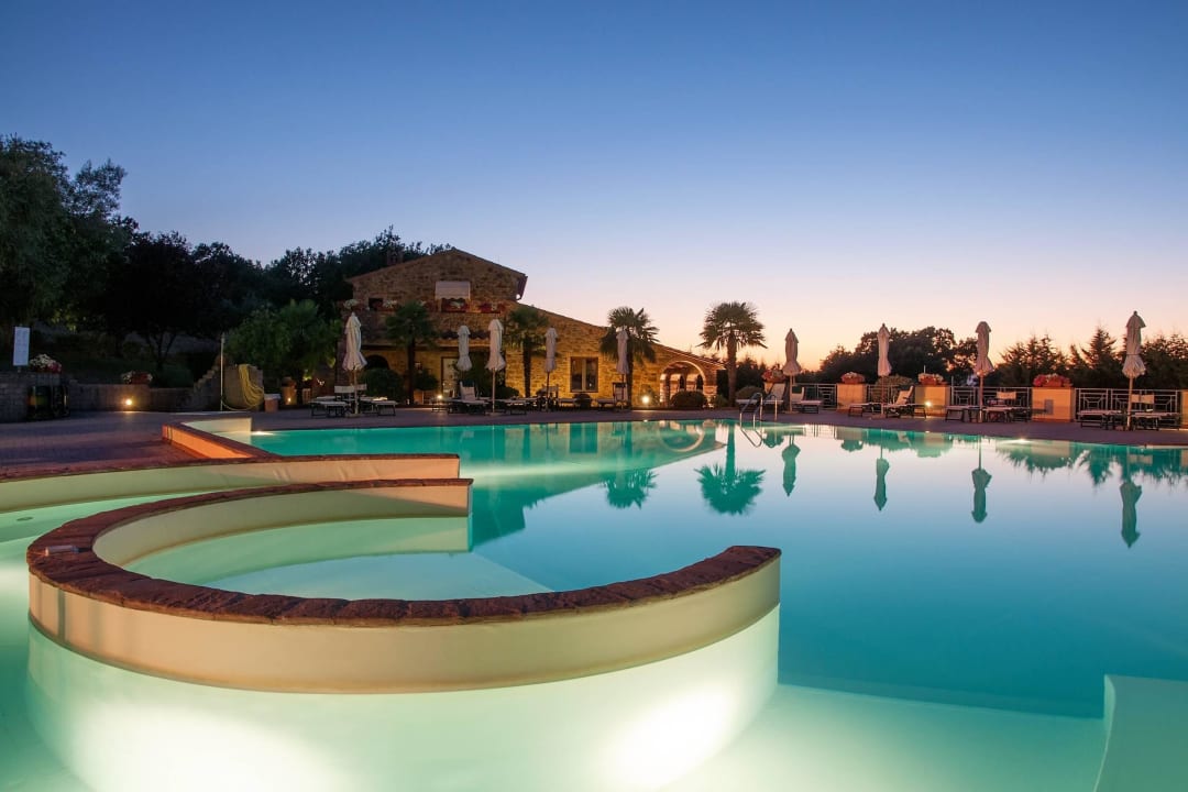Schwimmbad im Zentrum des Resorts OasiMaremma Village