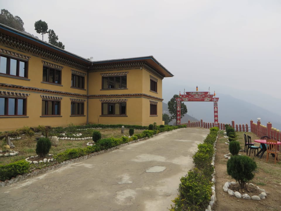 Zufahrt zum Hotel mit Außenbereich Druk Deothjung Resort