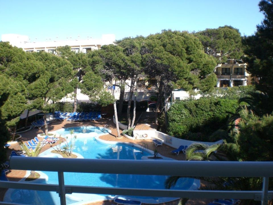 Blick vom Balkon auf den Pool Hotel & Spa S'Entrador Playa