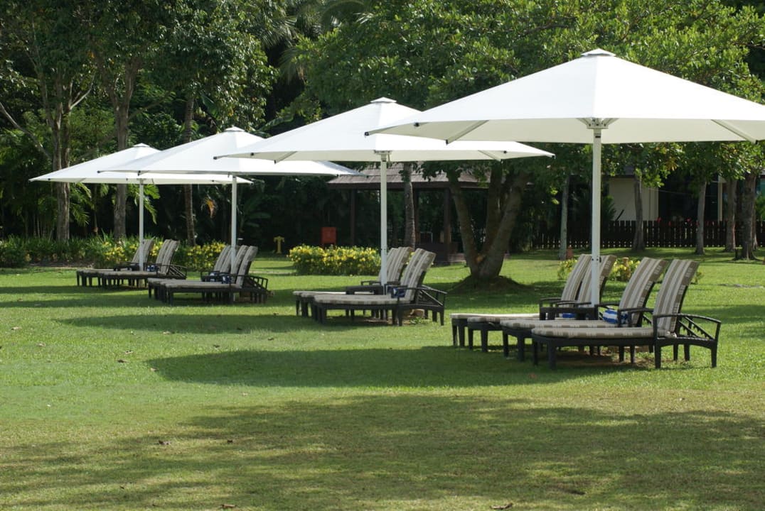 Liegen am Strand Shangri-La's Rasa Ria Resort & Spa