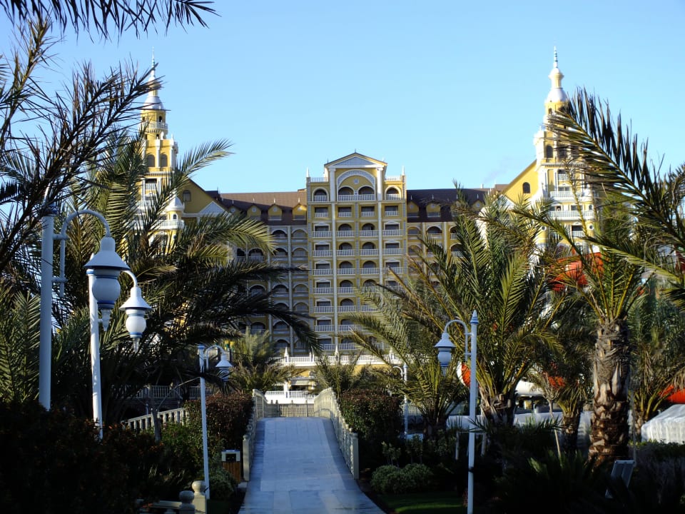 Blick auf das Hotel vom Garten aus Royal Holiday Palace
