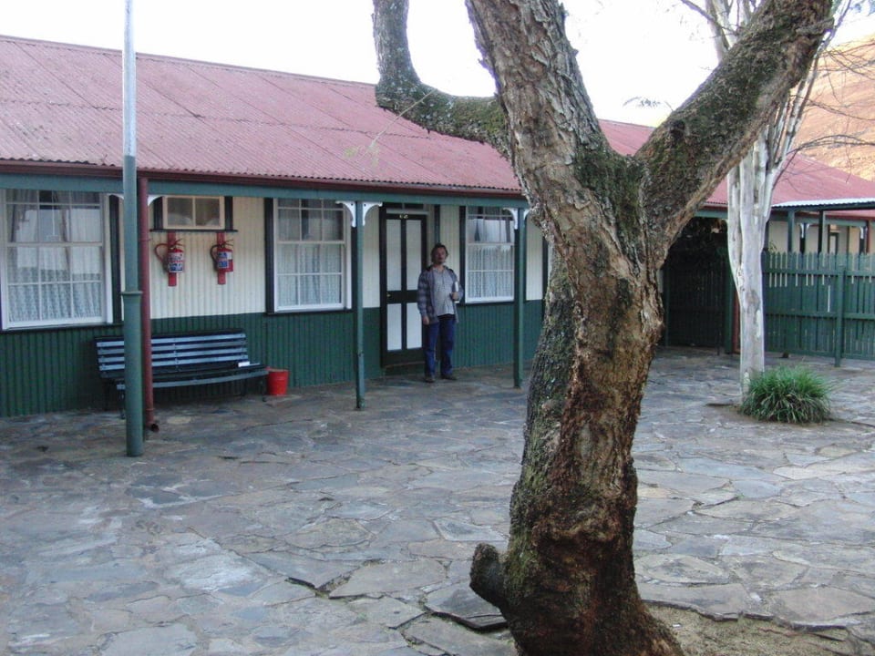 Der Innenhof, von dem die Zimmer abgehen Royal Hotel