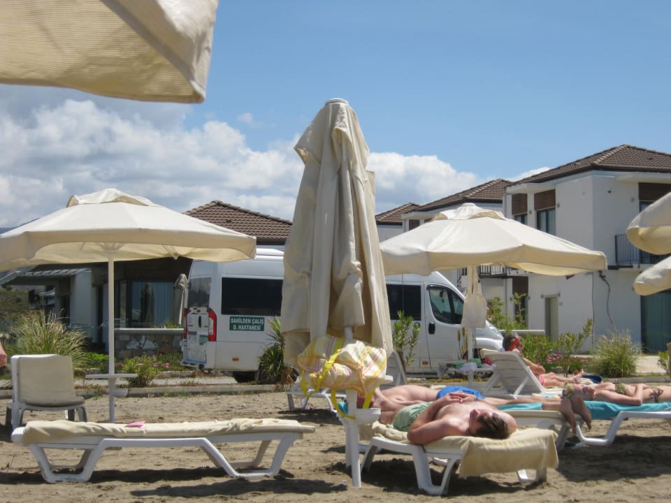 Die Straße zwischen Hotel Strand Jiva Beach Resort