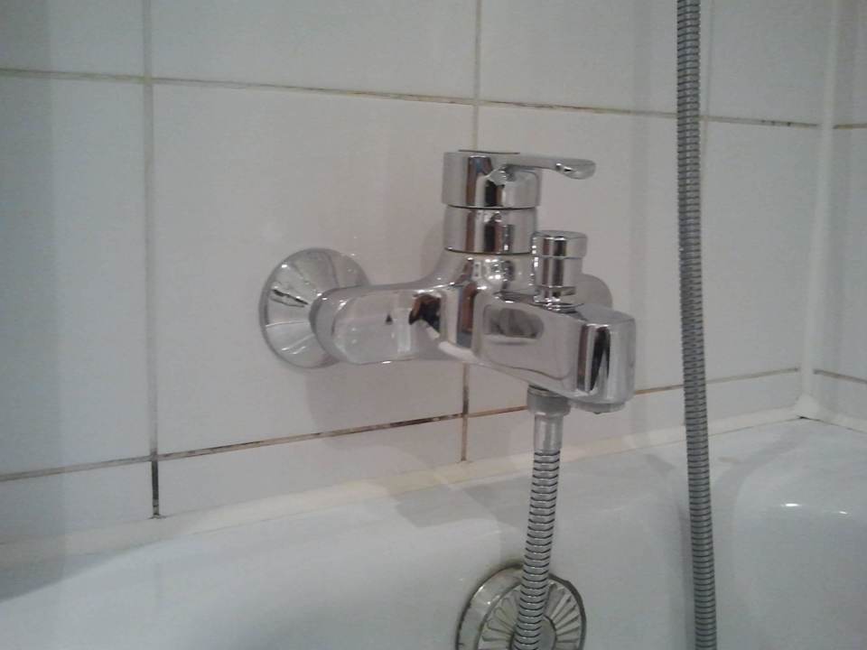 Ansatz von Schimmel in den Fliesenfugen des Bads Golden Tulip Bielefeld City