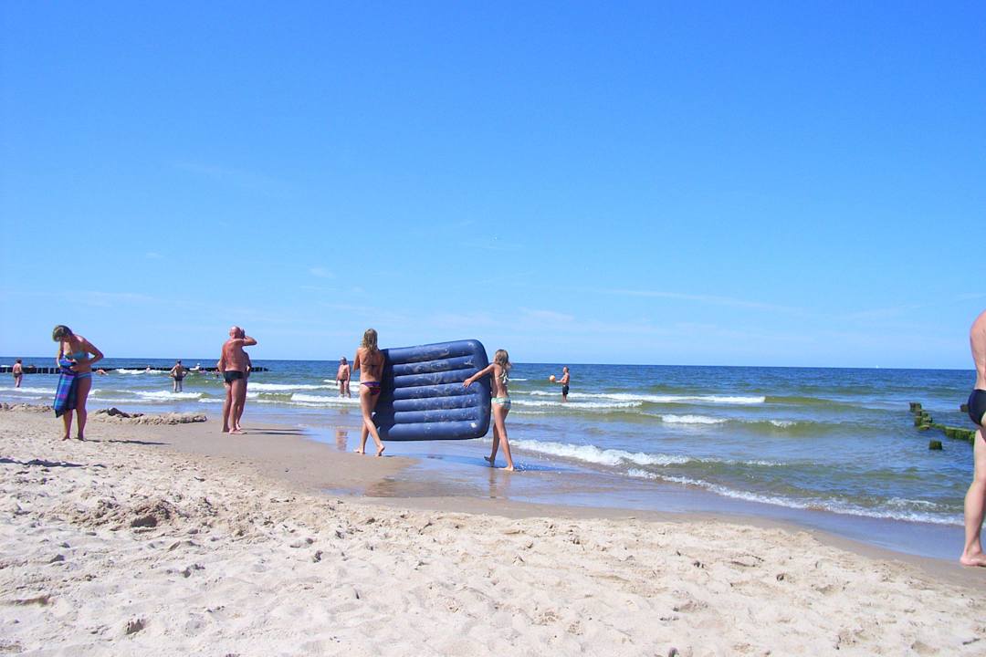 Feinsandiger, relativ schmaler Strand Relax Inn Health & Spa