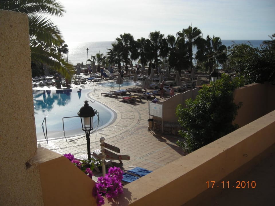 Balkonblick auf den Pool SBH Hotel Taro Beach