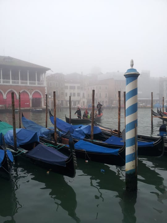 На пристани отеля Hotel Foscari Palace