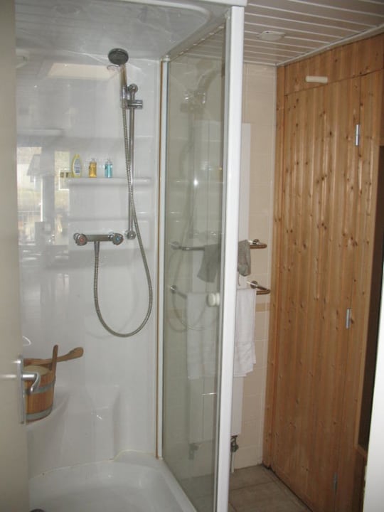 Dusche neben Sauna im Vip Bungalow Center Parcs De Eemhof