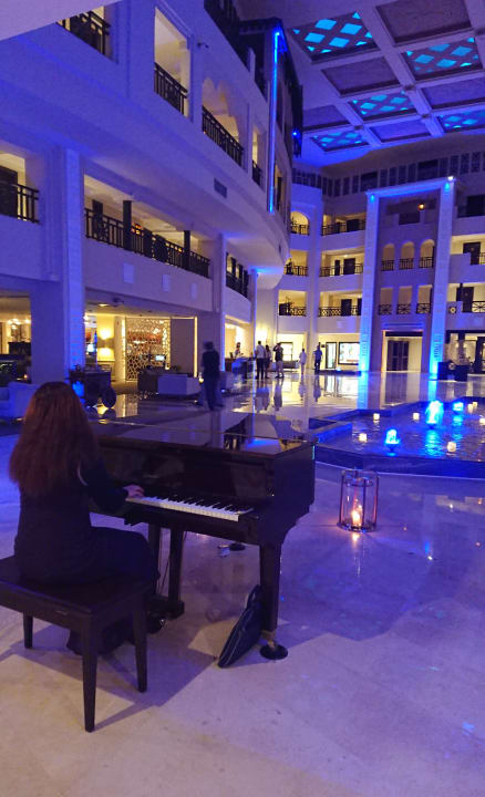 Niveauvolle Hintergrundmusik Abends in der Lobby Steigenberger ALDAU Beach Hotel