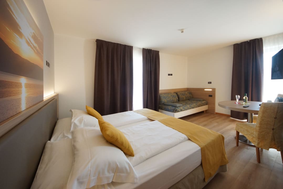 Zimmer Ambassador Suite Hotel