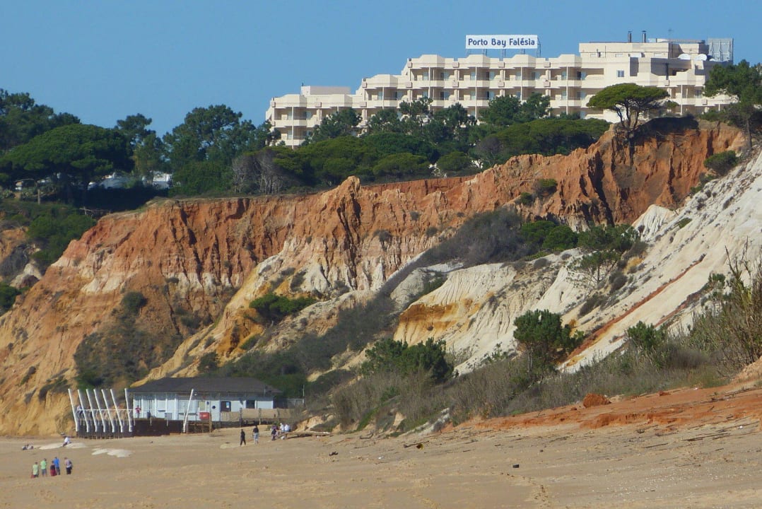 Blick vom Strand hoch zum Hotel. Unten eine Bar. PortoBay Falésia