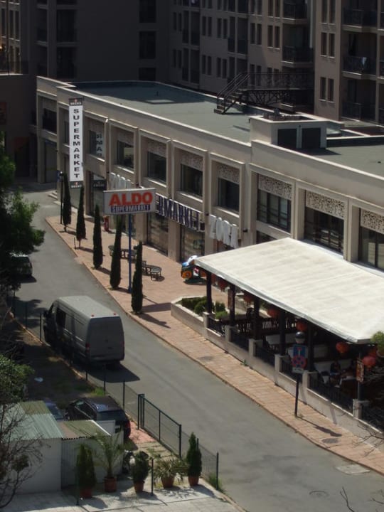 Ausblick auf den nächsten Supermarkt Grand Hotel Oasis