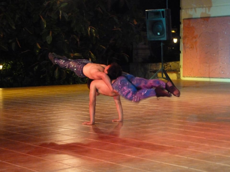 Chinesische Artisten an der Poolbar Hotel Defne Garden