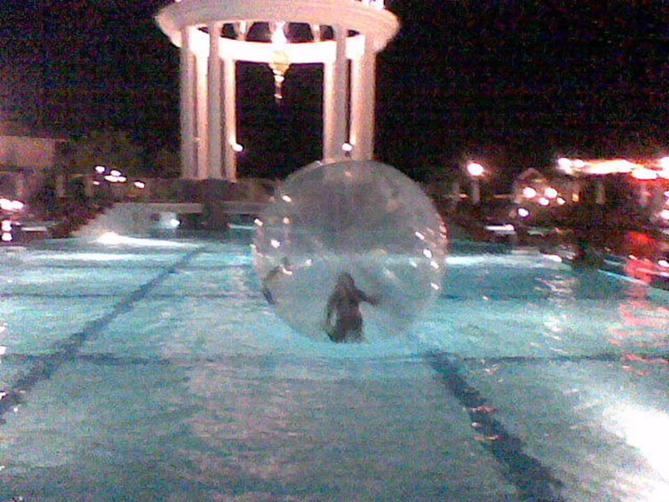 Pool am Abend Helena Sands