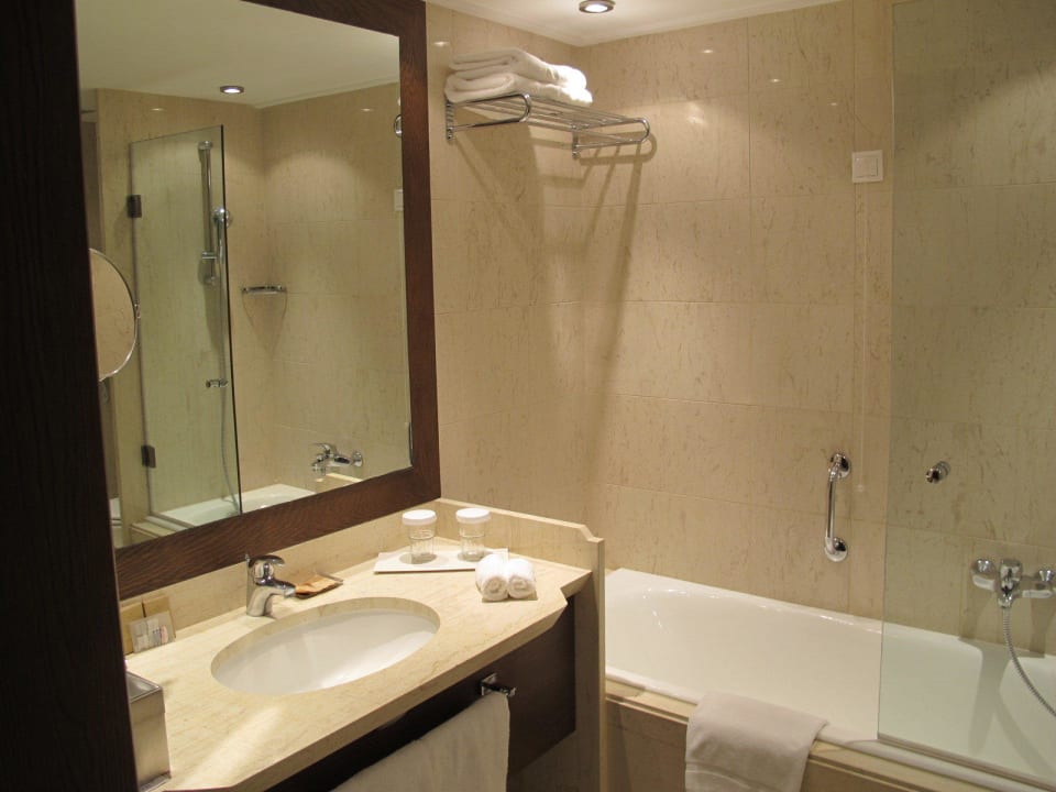 Badewanne und Dusche Atlantica Belvedere Resort
