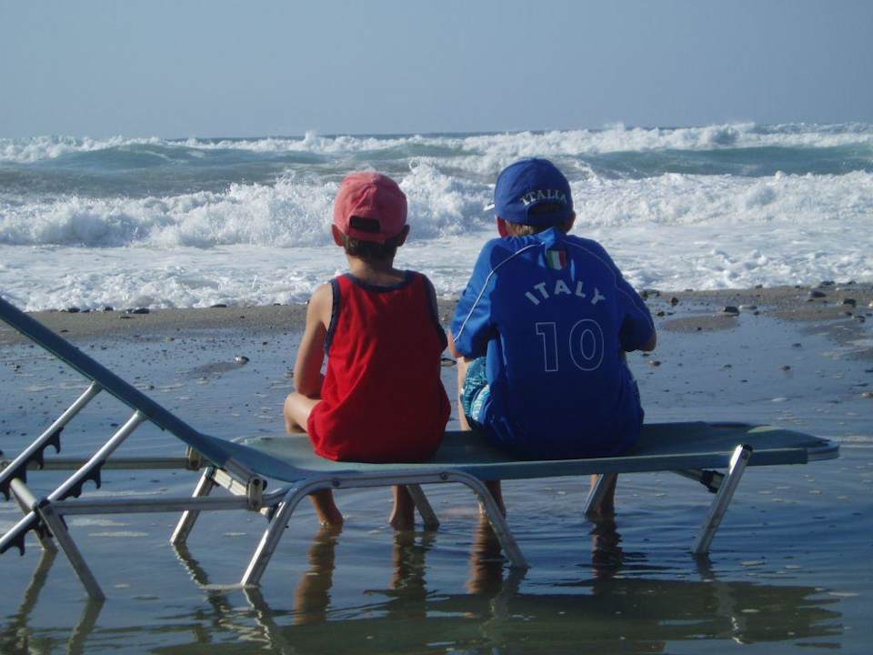 Warten auf ruhigeren Wellengang Dimitrios Village Beach Resort