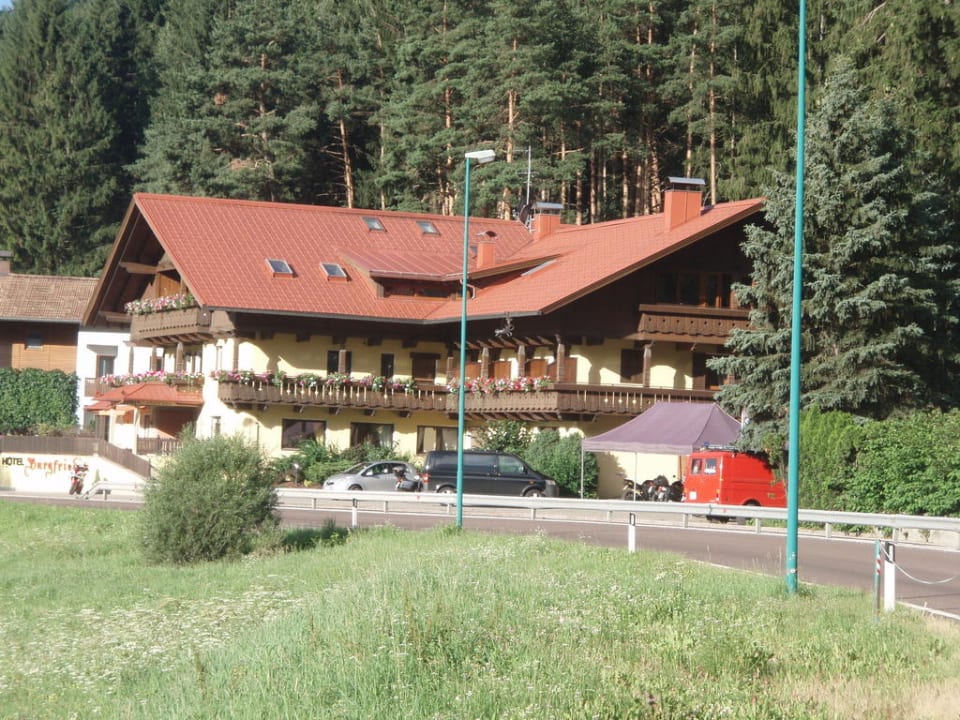 Blick von der Hauptstrasse Hotel Burgfrieden