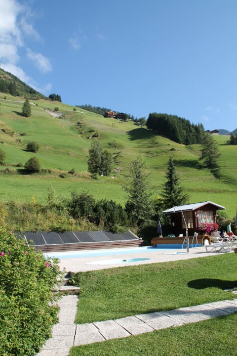 Pool direkt am Berg Gutshof - Urlaubsresort Hafele
