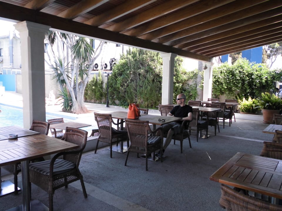 Tische am Pool UR Hotel Portofino