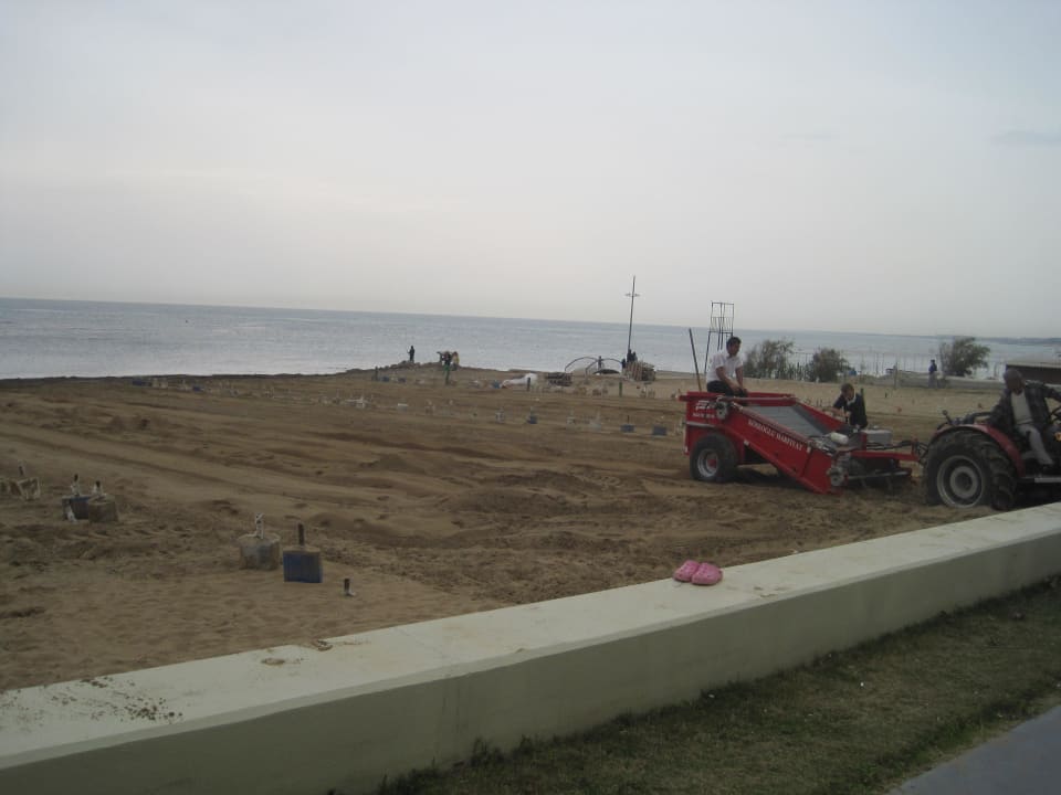 Strand beim aufräumen Seaden Corolla Hotel