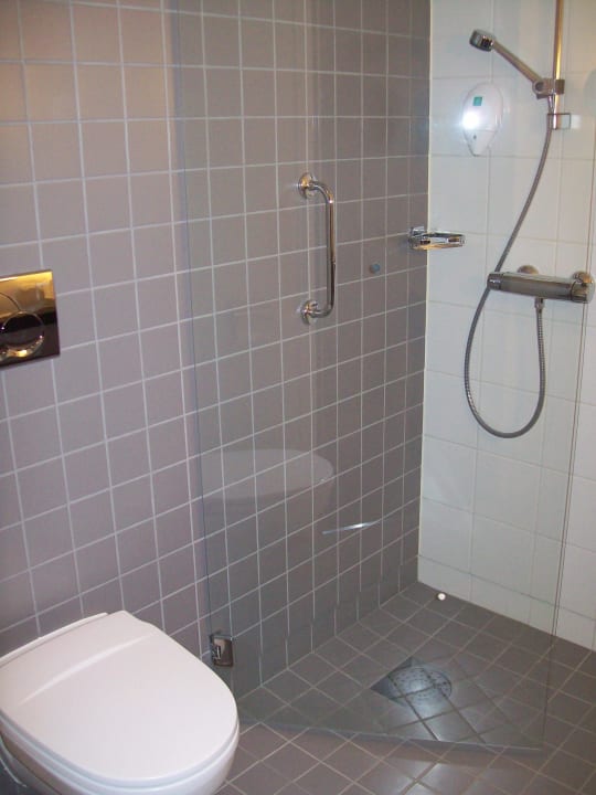 Großes Bad, ohne Utensilien - keine nette 4 Sterne - Geste Radisson Hotel & Conference Centre Oslo Airport