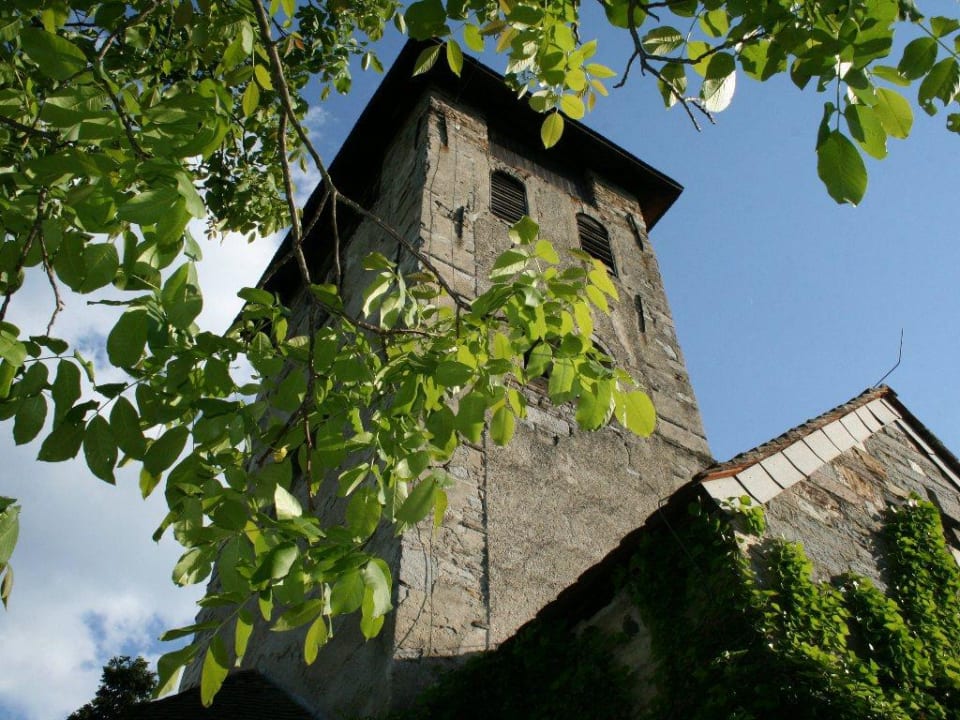 Giebel der Burgkapelle und Turm Hotel Burg Oberranna