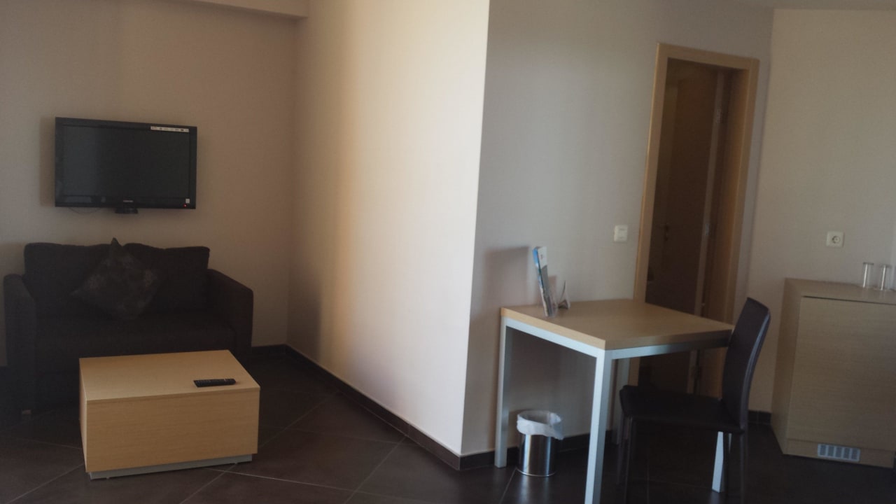 Kleines Sofa / rechts: Tür zum Bad SH Dolce Vita