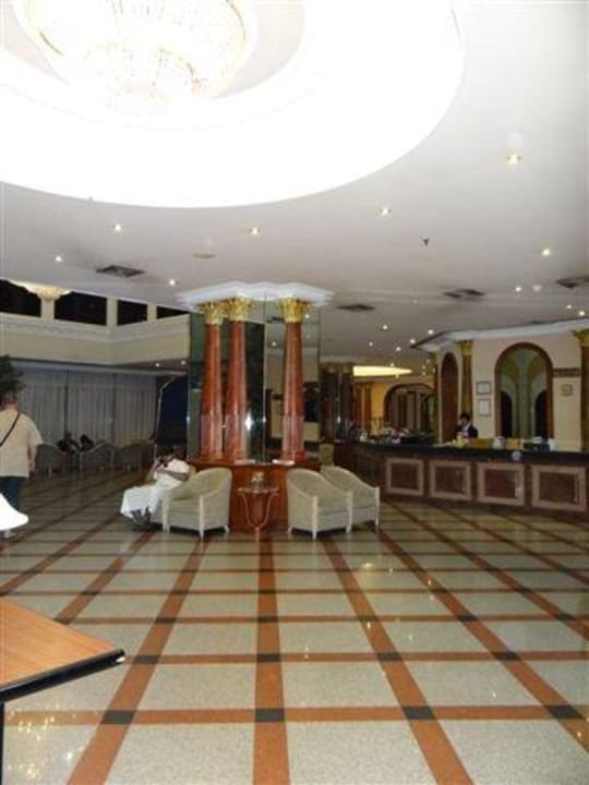 Bei der Rezeption Royal Benja Hotel